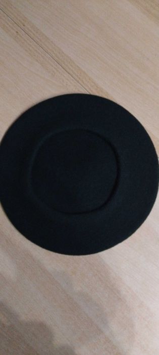 Beret z antenką w kolorze ciemnozielony.