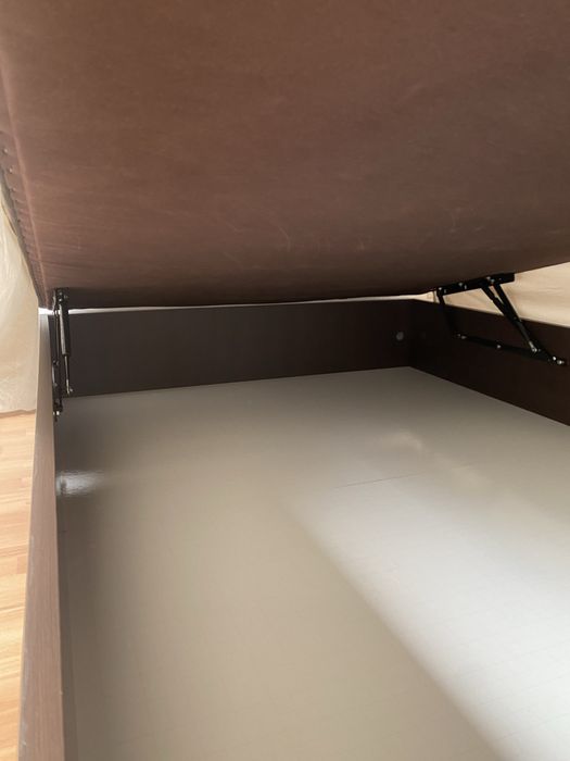 Cama sommier de casal com arrumação