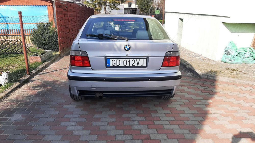 zderzak tył BMW E36 compact M pakiet oryginał kpl z wzmocnieniem listwami czujnikami i modułem PDC