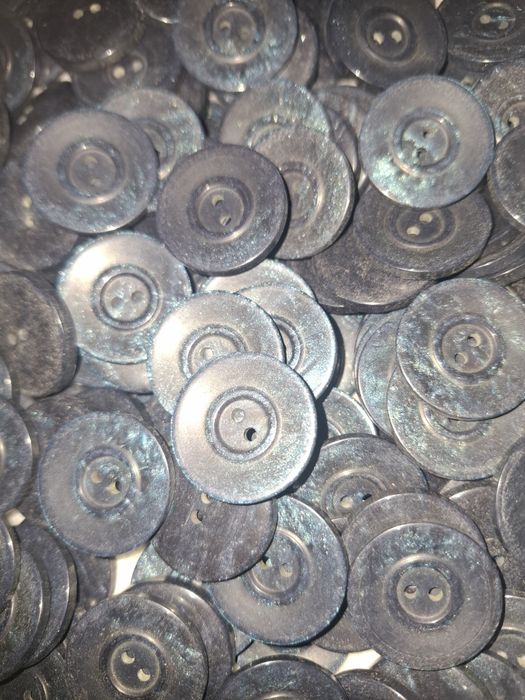 Блискавки, Гудзики