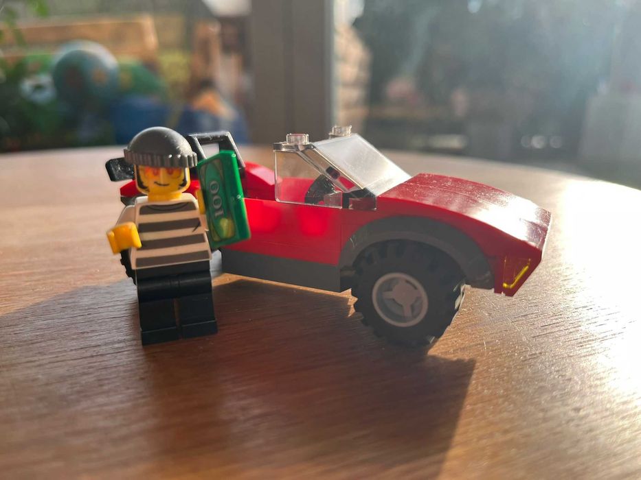 LEGO City 60392 Motocykl policyjny pościg za samochodem