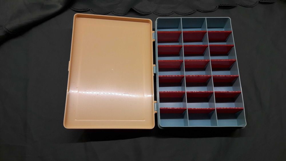 Pudełko pojemnik plastikowy z wyciąganymi przegródkami