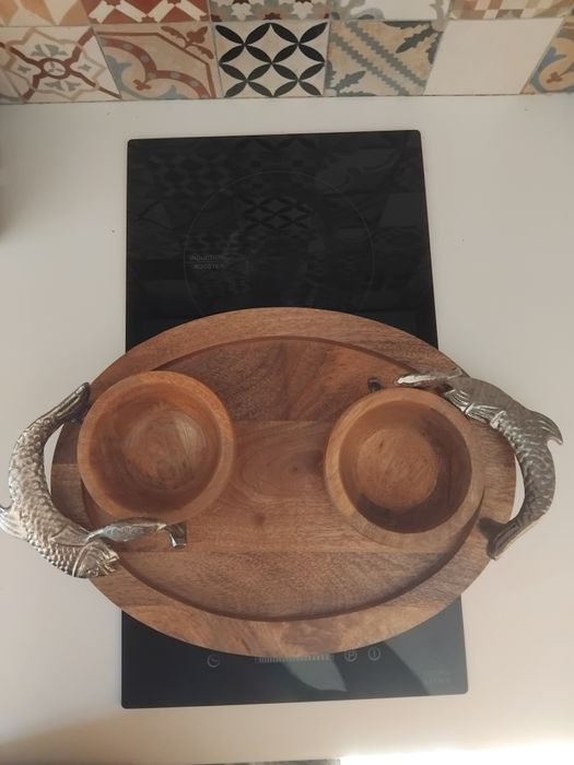 Tabuleiro com tacas em madeira com peixes  sushi