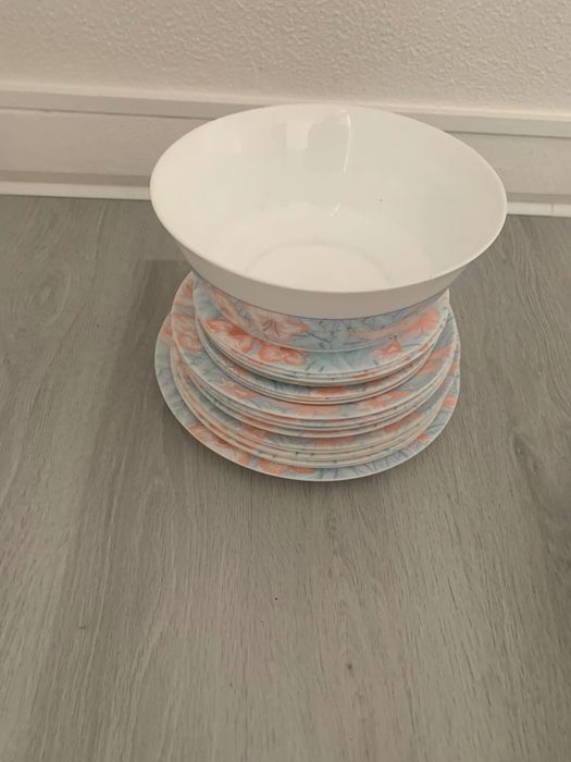 Conjunto de pratos e saladeira com motivos decorativos