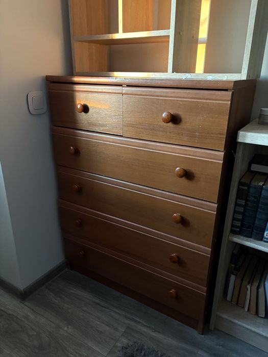 Полички для книг та комод