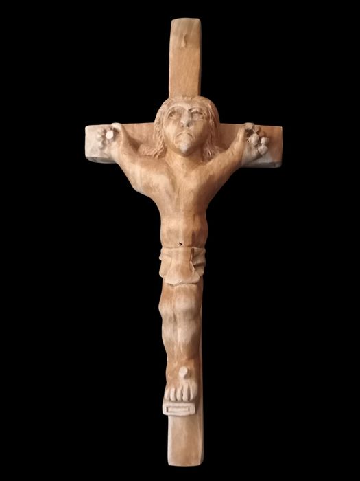 Crucifixo em madeira feito a mão - artesanato português assinado