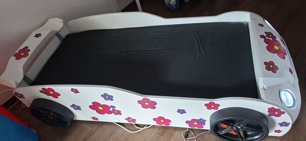 Cama de criança em forma de carro