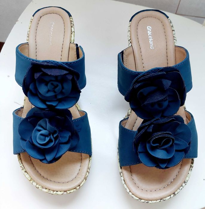 Chinelos de cunha muito bonitos e femininos