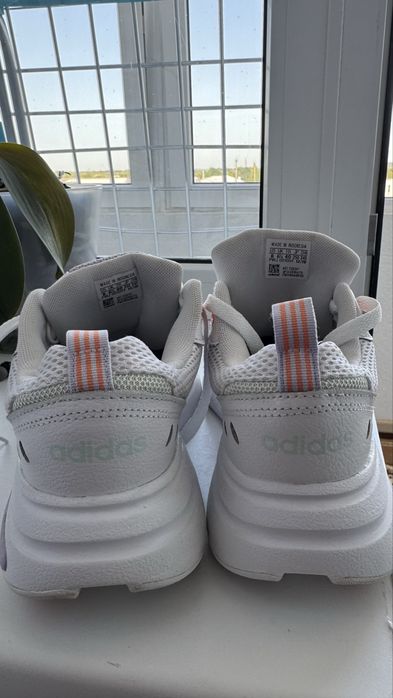 Продам кросівки adidas