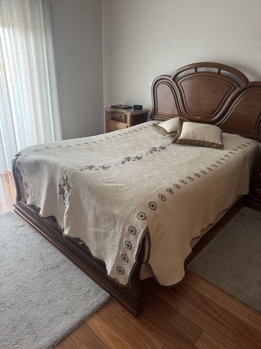 Coberta de cama com almofadas