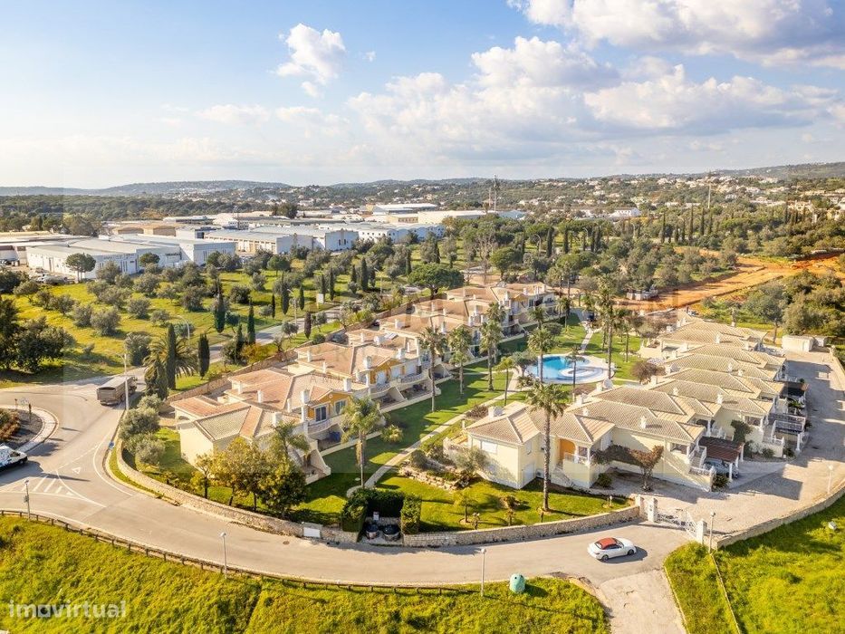 ARRENDAMENTO AO ANO - Moradia geminada V2 + 2 em Vilamoura, em cond...