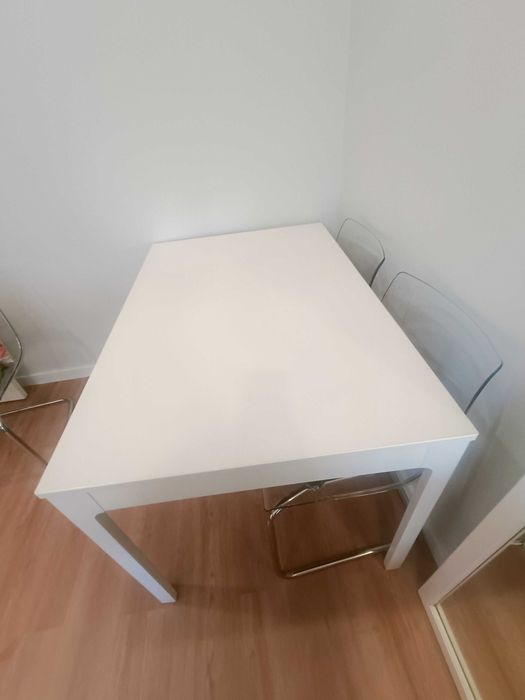 Conjunto mesa e cadeiras jantar