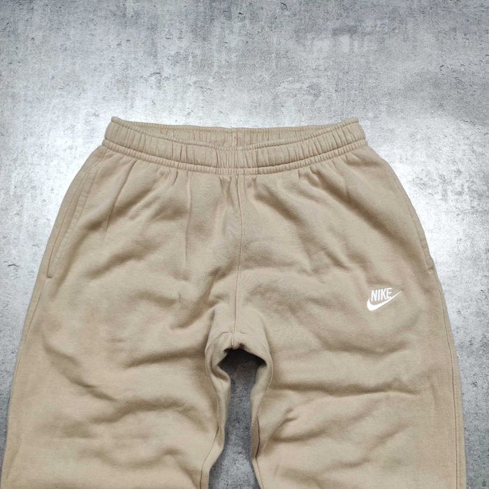 MĘSKIE Spodnie Dresy Sportowe Beżowe Joggery Nike Haft Logo Active Gym