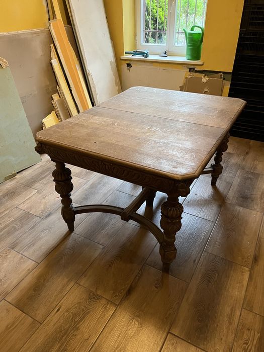 Zabytkowy stół z lwami na nogach