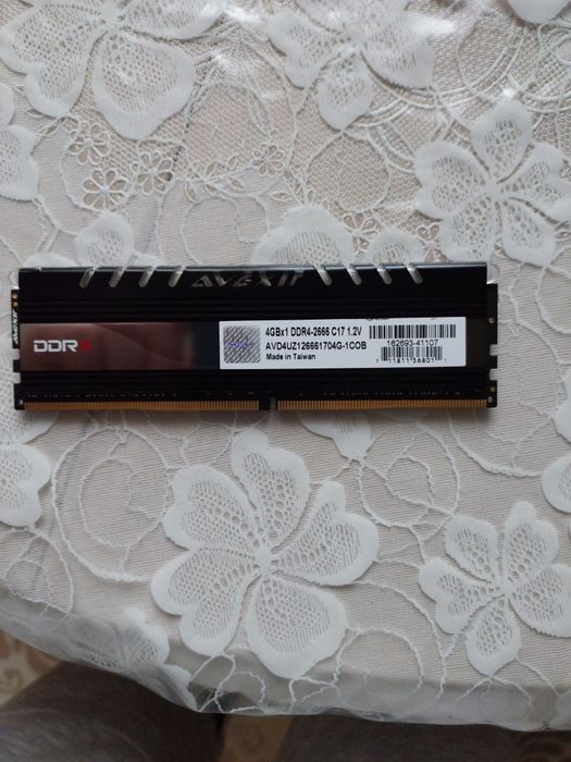 Продаю 2 планки ddr4 4gb