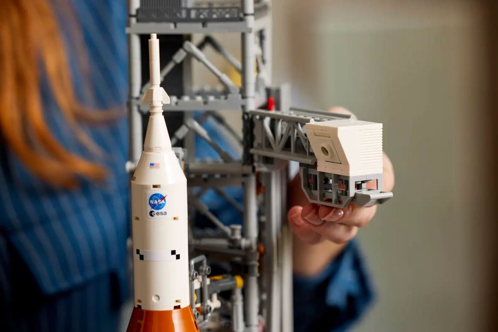 Конструктор LEGO  Система космічного запуску NASA «Артеміда», 10341.