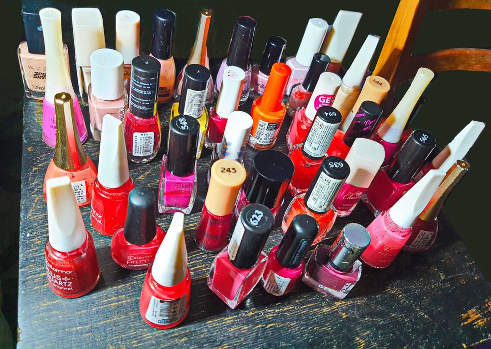 Обменяю много цветного лака на 3 флакона прозрачного лака.