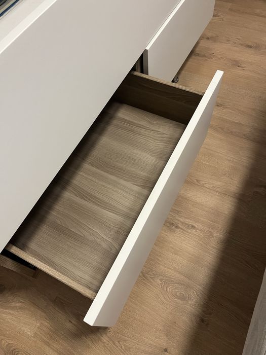 Movel Besta com pés metálicos incluídos