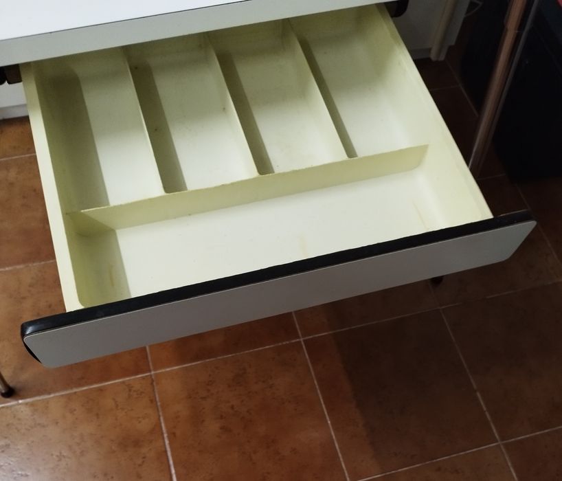 White table with chrome metal frame (vintage, 1970s)64751788761985123