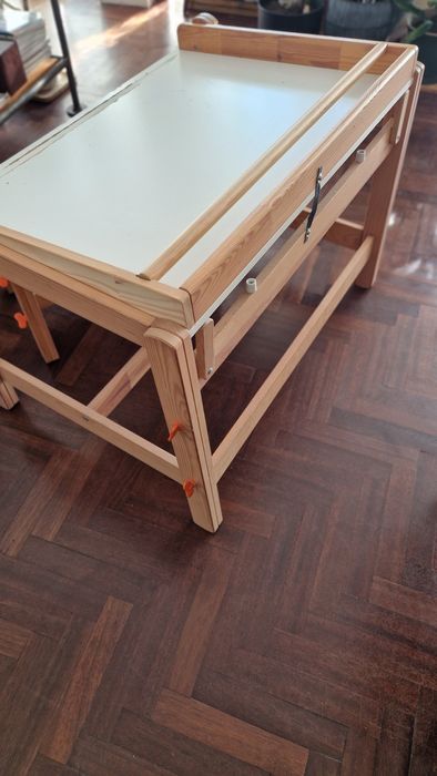 Mesa de criança ajustável, banco e 3 caixas IKEA