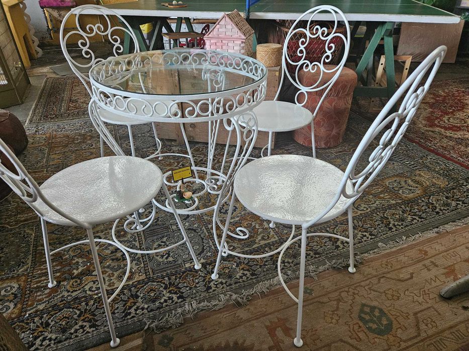 Conjunto de jardim com mesa em ferro tampo em vidro e quatro cadeiras