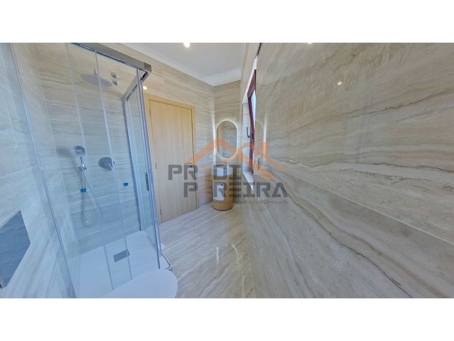 Apartamento T3 duplex remodelado, com box, situado em Casal de Cambra.