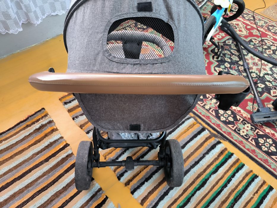 Продам прогулочную коляску 2500грн