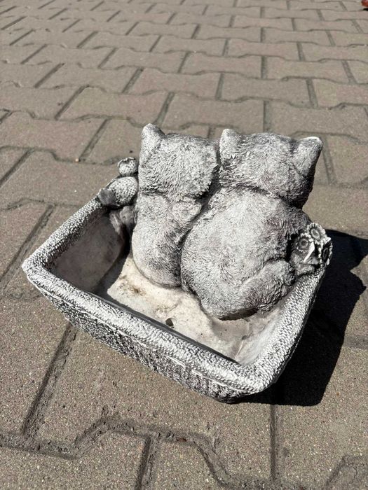 Figura ogrodowa beton donica Kotki