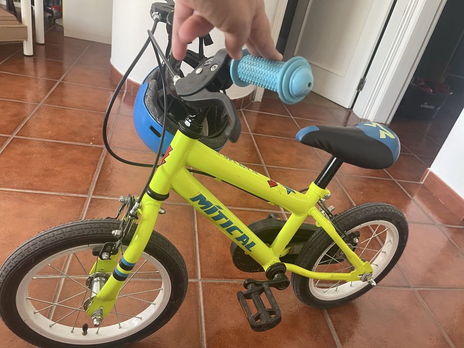 Bicicleta criança, roda 14, com rodinhas e capacete