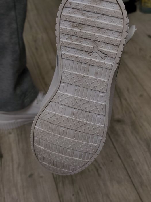 Puma Carina 2.0 Mid Winter Sneakers білого кольору.