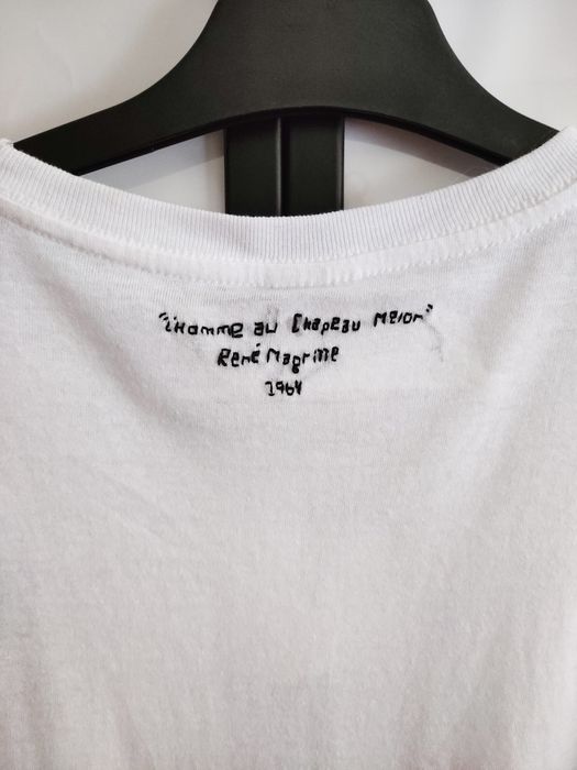 T-shirt nunca usada com bordado ponto cruz de obra de arte