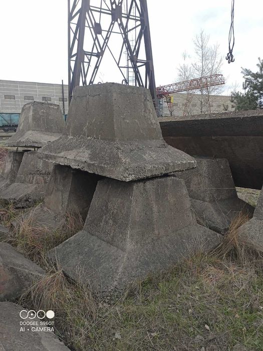 Продам фундаменты бетонные , блоки , сваи, колонны, полушпалы.