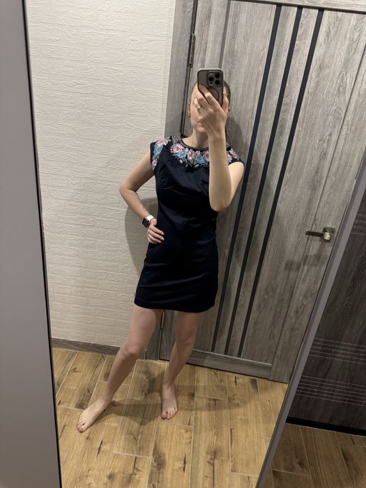 Плаття синє та червоне