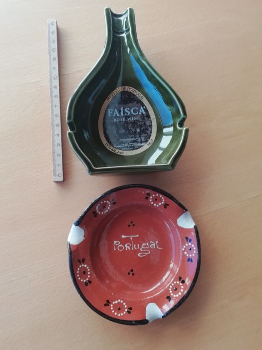 Conjunto de cinzeiros variados.