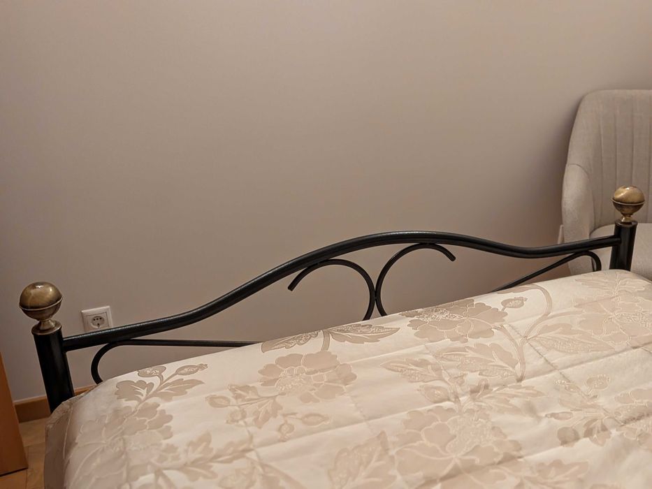 Cama em ferro robusta e sem uso