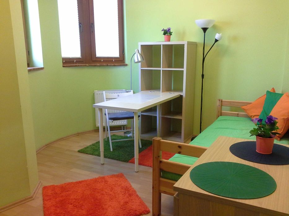 Pokój do wynajęcia w centrum Warszawy dla młodej osoby.OPŁATY W CENIE!