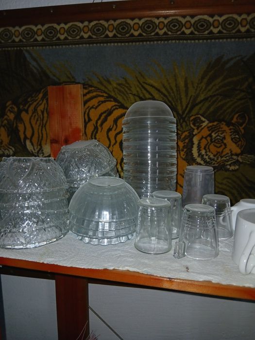Estante com utensilios loiças canecas e afins