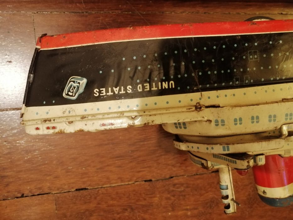 Barco em lata antigo.