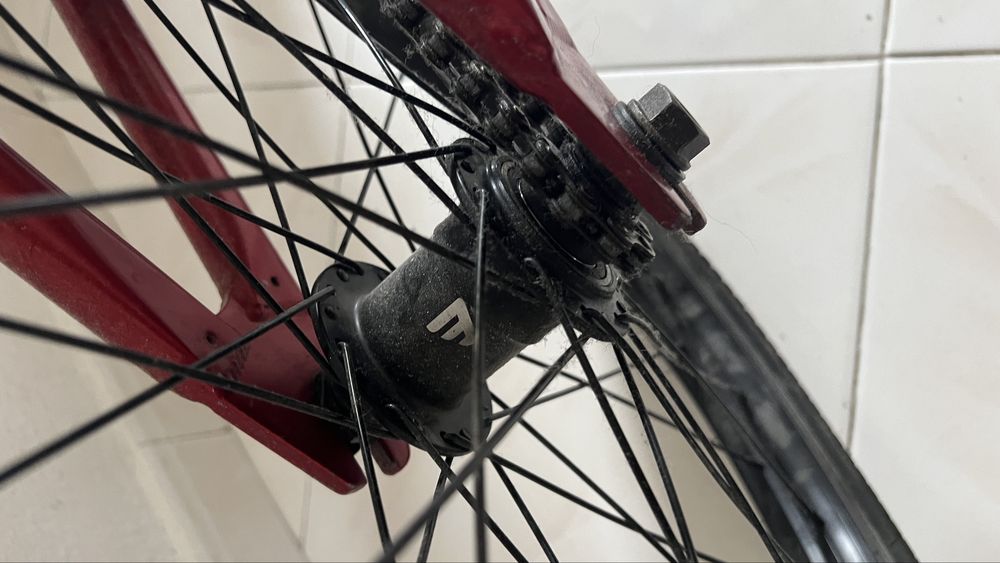 Bmx com rodas de 20”