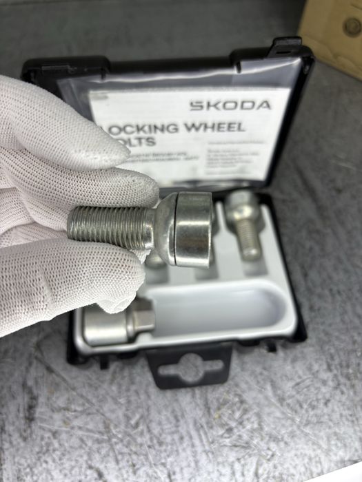 Набір болтів секреток Фольцваген Шкода 17мм 000071597С / 1K0698137A