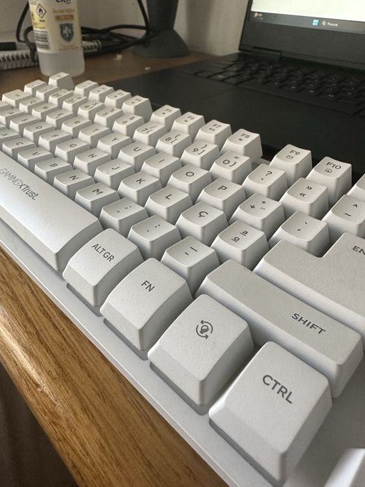 Teclado Mecânico Feel TKL RGB Branco | Layout Português | Trust Thado
