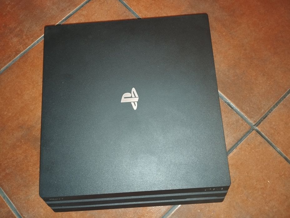 PlayStation PS4 PRO com cabos  e um comando como nova