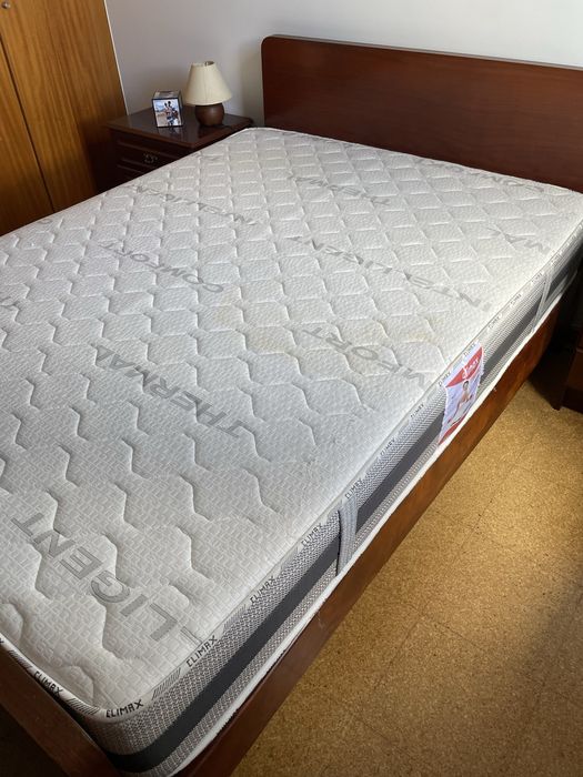 Cama de Casal Completa em Madeira (Estrutura + Estrado + Colchão)