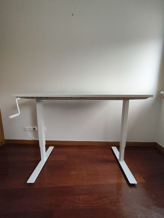 Secretária com altura Ajustável