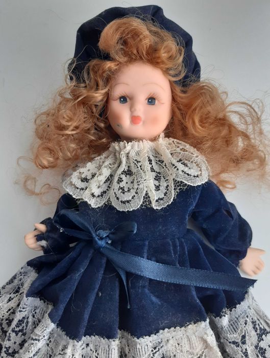 Boneca Antiga em Porcelana
