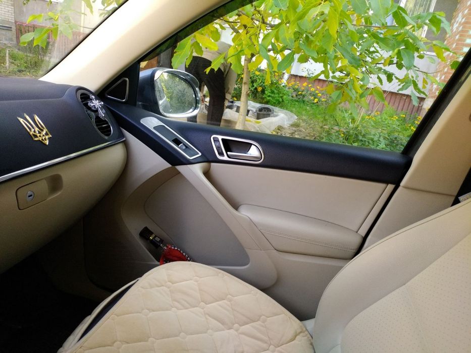 Автототранспорт Фольксваген-Тигуан серебристо серого цвета