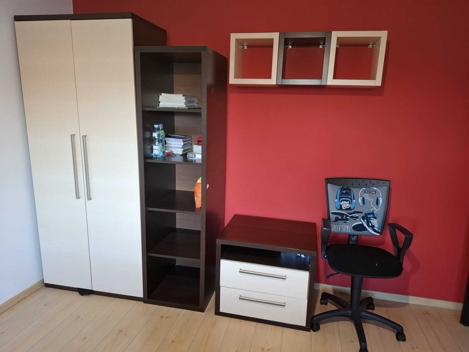 Zestaw mebli wenge i dąb mleczny – biurko, komoda, szafka i półki