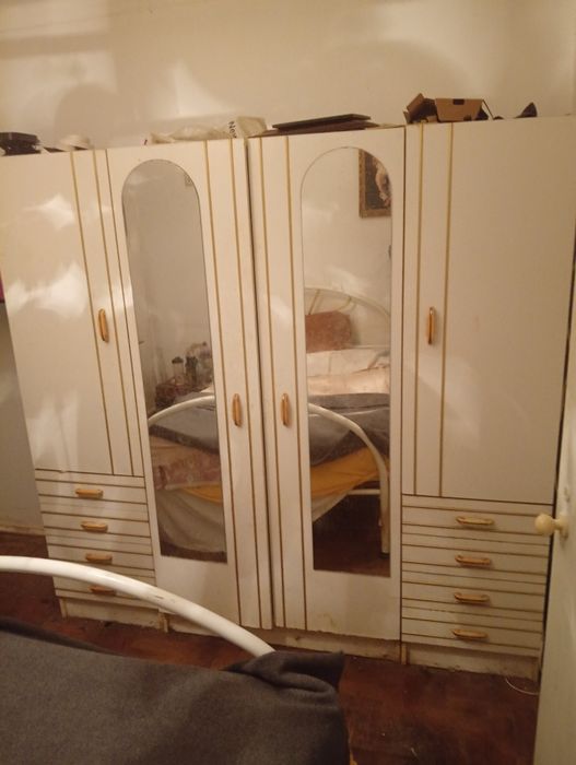 Mobília de casal em bom estado