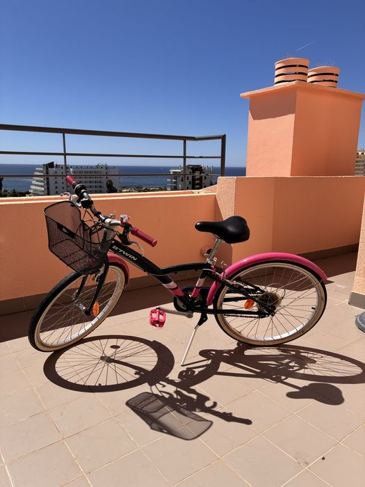 Bicicleta BTWIN aro 24 com cesto e mudanças