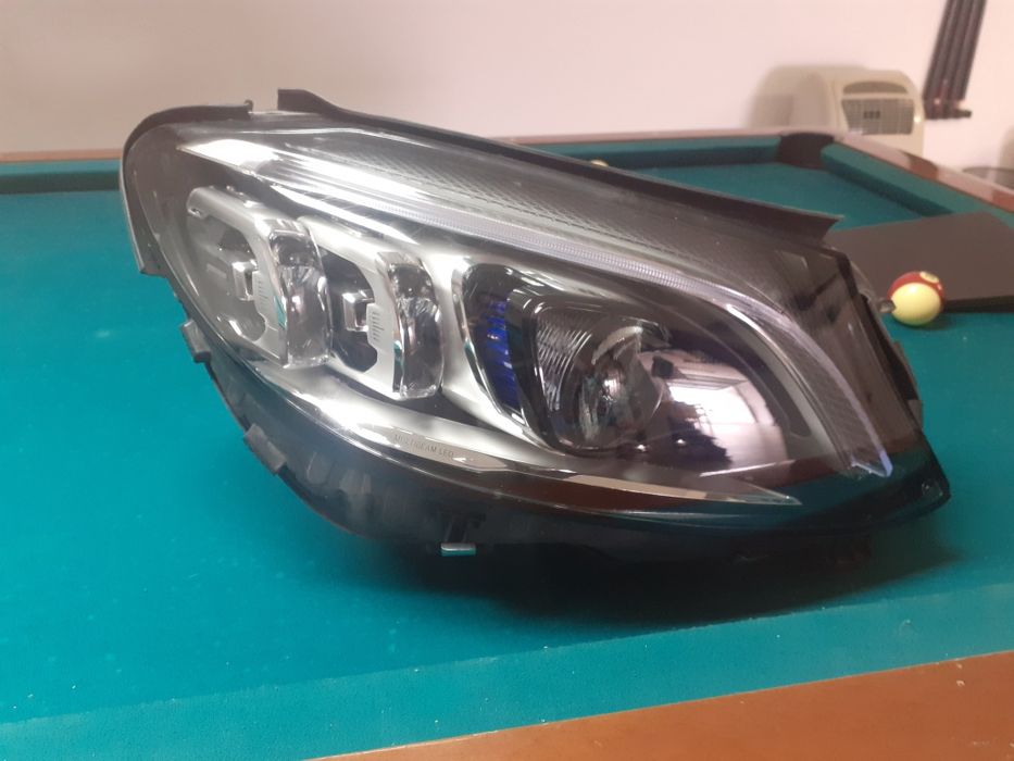 Farol Mercedes-Benz